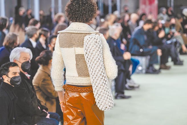 编织细节不再大量出现在BV服饰上，转化为另一种全新编结方式重生于包款上。（美联社）