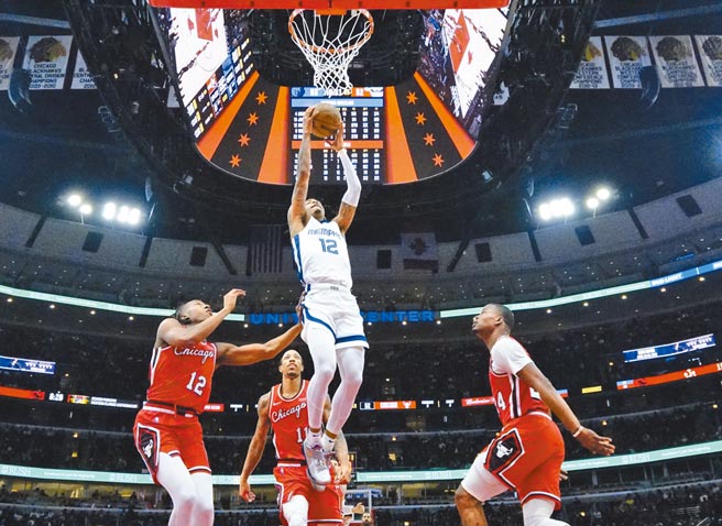 莫蘭特（中）切入禁區準備灌籃，一旁公牛球員防守不及。（路透）