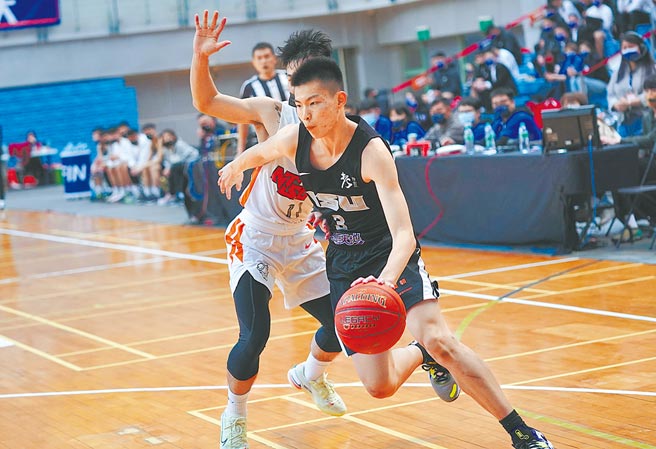 義守大學余祥平運球閃過對方的防守準備上籃。（大專體總提供）