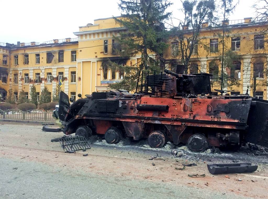 俄罗斯军队28日轰炸乌克兰第2大城哈尔科夫（Kharkiv）的住宅区。图为一辆乌克兰装甲车在轰炸中被炸毁。（图／路透社）(photo:ChinaTimes)