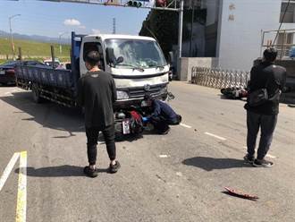 奪命片曝光 蘆洲河堤貨車對撞2騎士 外送員捲車下身亡