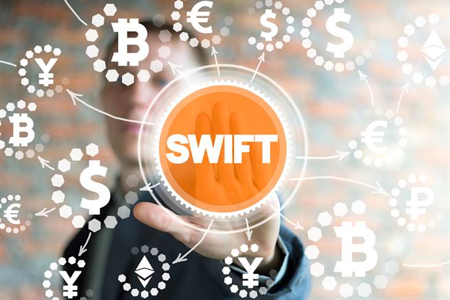 俄羅斯銀行被SWIFT國際結算系統剔除名單後，將阻斷俄羅斯未來主要國際貿易，許多人認為俄國可以透過中國的人民幣跨境支付CIPS來完成國際結算，中國可藉此做為發展CIPS的契機。（圖／Shutterstock)
