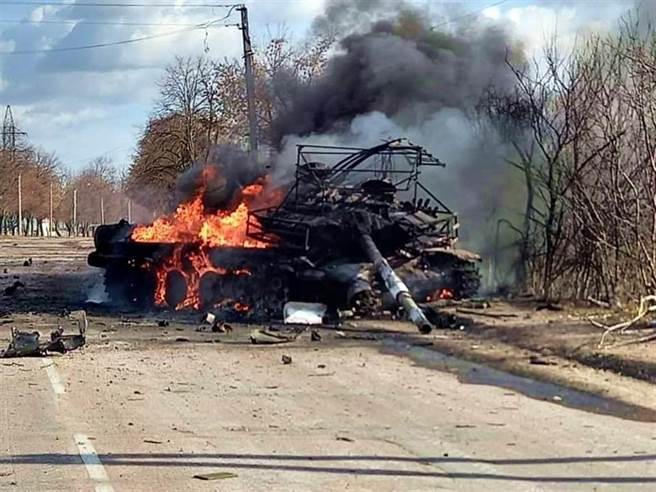俄軍進攻烏克蘭遭遇抵抗，坦克被摧毀棄置。（翻攝推特）