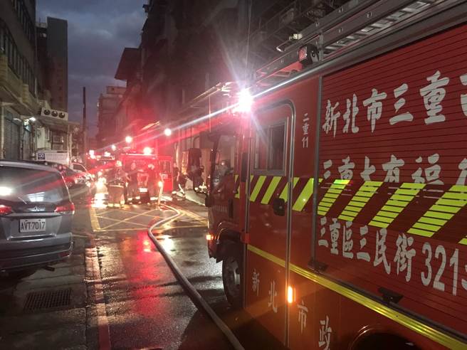 三重公寓頂加清晨竄惡火，婦人躲浴室多處灼傷命危。(高佩琦翻攝)
