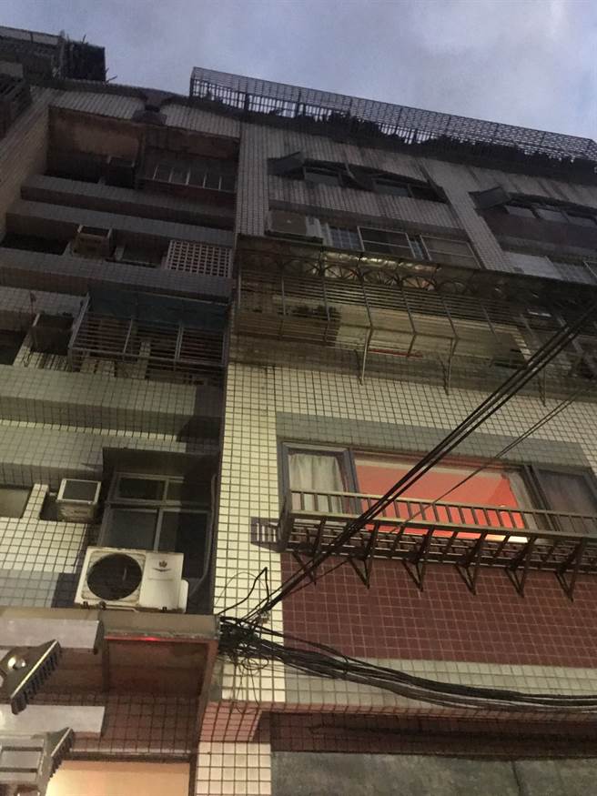 新北市三重區一棟公寓今清晨驚傳火警，一名52歲婦人傷亡。(高佩琦翻攝)