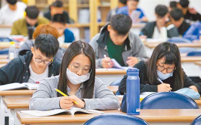 111學年度學科能力測驗成績今(1日)公布，上午9時開放網路、電話查詢。（資料照/劉宗龍攝）
