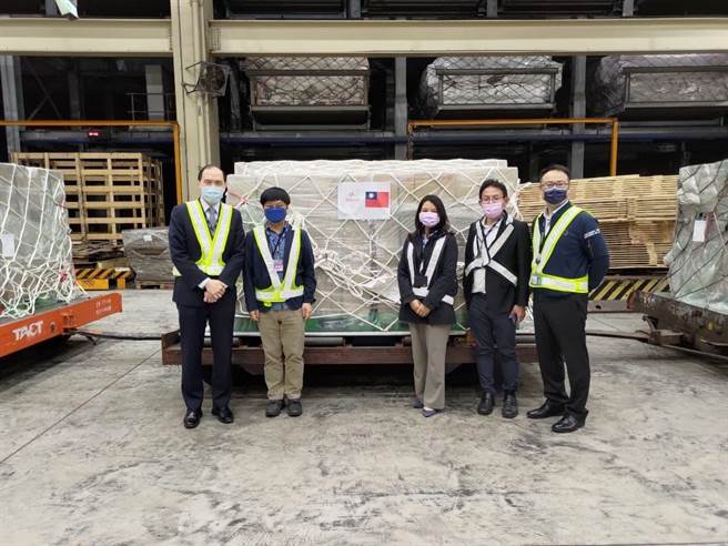 以行动支持乌克兰 我人道援赠医疗物资昨启运(外交部提供)