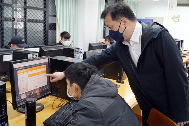 消防学程教授何岫璁（右）在课程中导入智慧防灾技术。（大叶大学提供／谢琼云彰化传真）