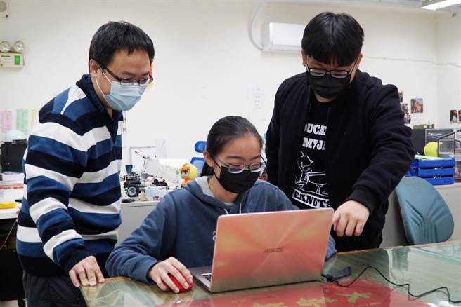 大叶大学消防安全学士学位学程师生，与产业界携手合作，制作专题、累积实务经验。（大叶大学提供／谢琼云彰化传真）