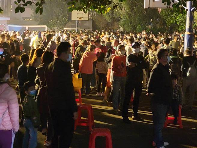 桃園市新街國小因家長染疫釀3位學生也確診，市府昨晚緊急通知全校師生含幼兒園和家長共2497人採檢，經漏夜檢驗，目前730位陰性，其餘陸續檢驗中。（蔡依珍攝）