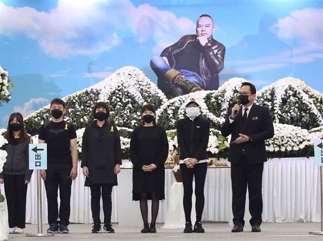 明金成告别式，Patty（右三）与家属鞠躬致谢。（陈俊吉摄）