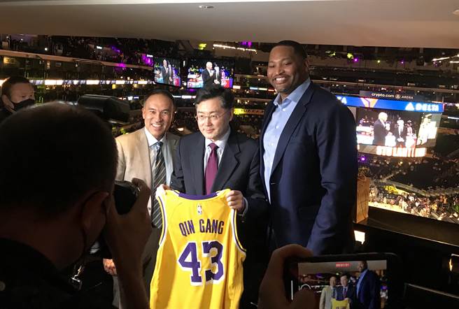 大陆驻美大使会见NBA副主席，洛杉矶湖人队赠秦刚43号球衣。（中国驻美国大使馆网站）