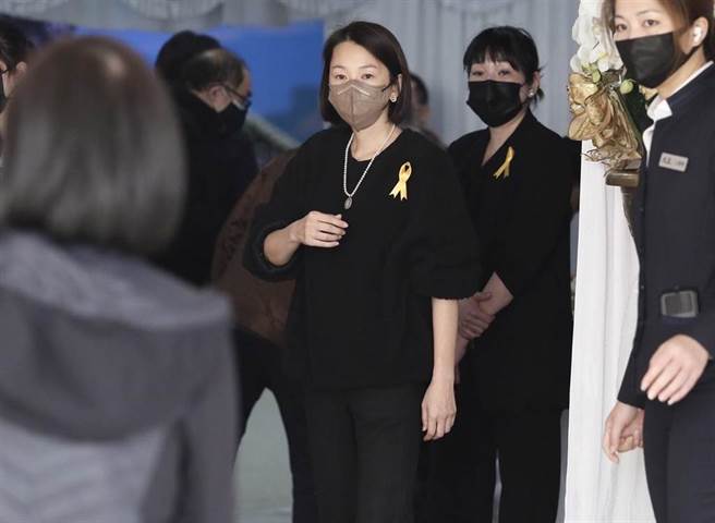 六月为好友明金成告别式忙里忙外。（陈俊吉摄）