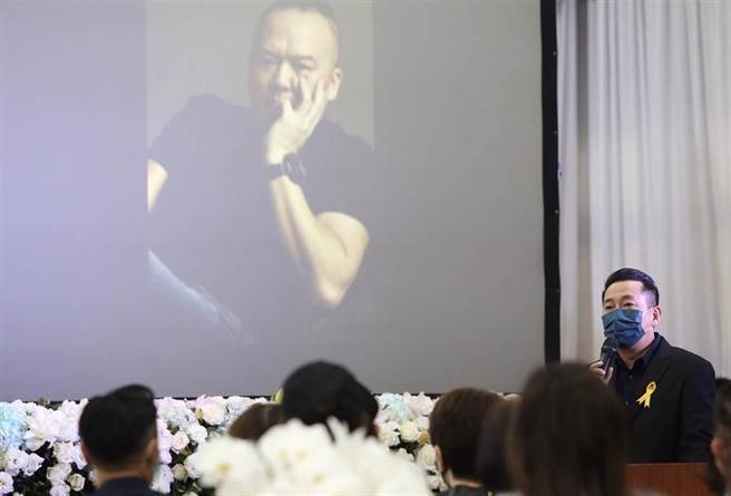 屈中恒念追思文。（陈俊吉摄）