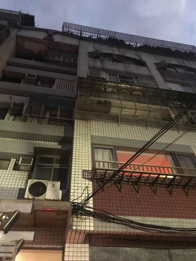 顶崁工业区内三重区光復路二段顶楼加盖，凌晨4时窜出火烟（翻摄照片／戴上容新北传真）