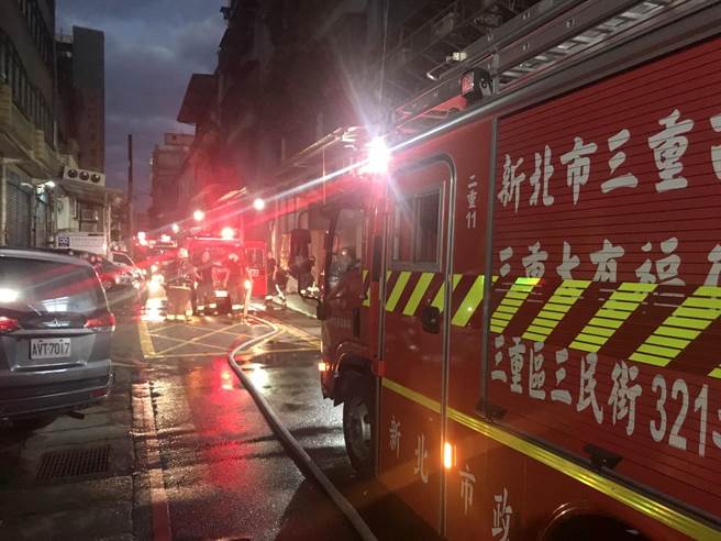  顶崁工业区内三重区光復路二段顶楼加盖，凌晨4时窜出火烟（翻摄照片／戴上容新北传真）