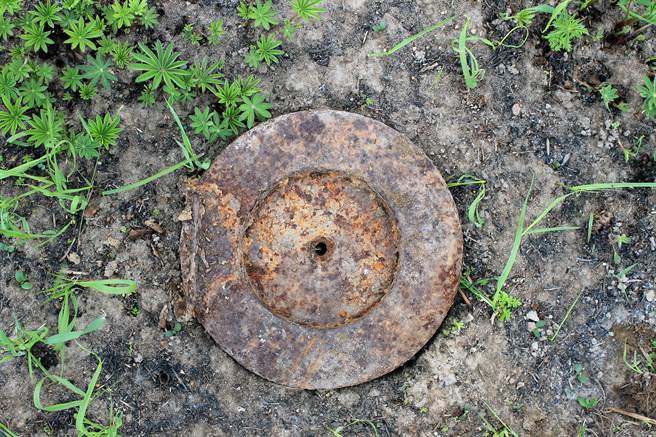 一名乌克兰男子看见路边有地雷，竟叼着菸、徒手将其拆除。(示意图/达志影像)