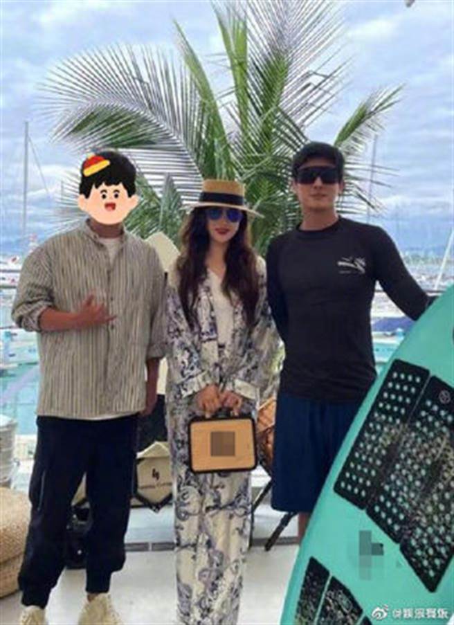 杜江与霍思燕去三亚旅游大方与粉丝合照。（图／微博）