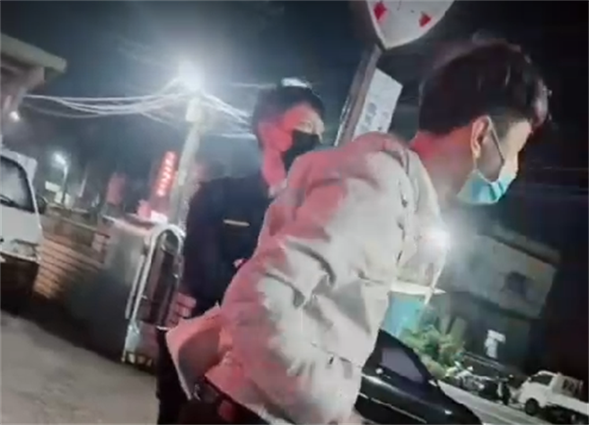 小黃疑繞路，大寮到岡山收一名外籍移工3000雙方鬧到派出所協調。(翻攝自記者爆料網)
