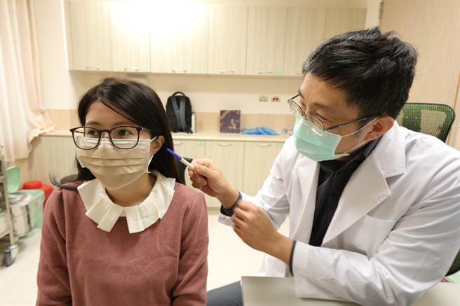 亚大医院神经内科主任王馨范提醒，带状疱疹病毒长在耳朵部位，由于带状疱疹病毒发作在掌管顏面神经的第7对脑神经，会导致顏面神经麻痹，民眾若出现相关症状就应尽早就医治疗。（图为情境照，非当事人）（亚大医院提供／冯惠宜台中传真)