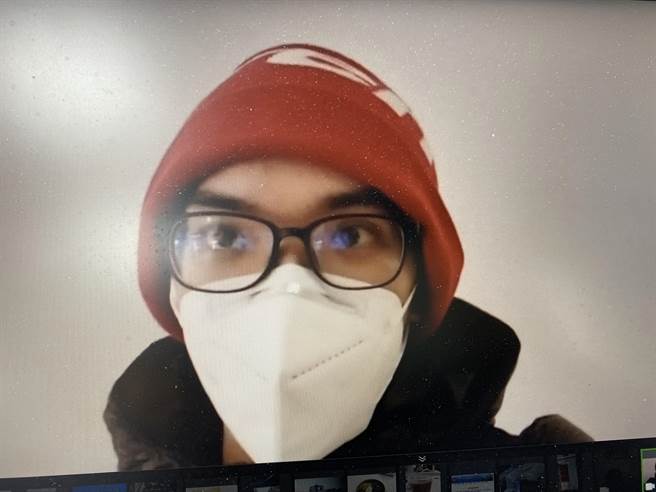 我在烏克蘭的留學生Simon，今天夠過影片表示，他們決定回台灣，因為沒有PCR檢測證明，目前被卡在土耳其伊斯坦堡機場，登不了機。（林志成攝）