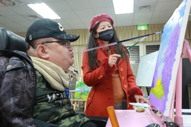 口足画家江永旭在台中慈济医院举办义卖画展。（台中慈济医院提供）