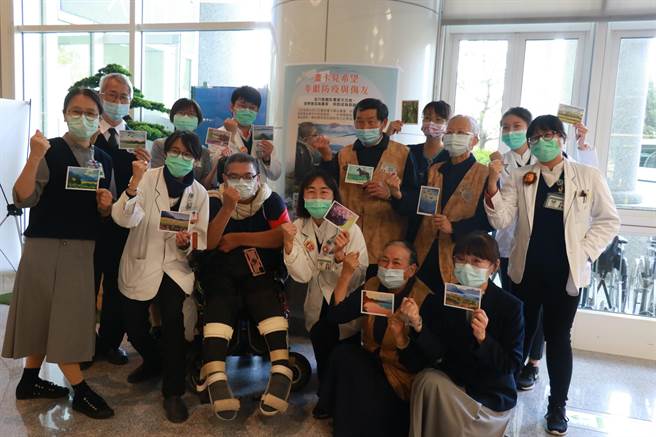 口足画家江永旭在台中慈济医院举办义卖画展。（台中慈济医院提供）