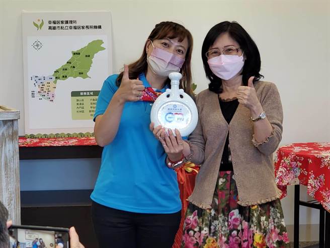 惠賢校長致贈開幕紀念品。（輔英科大提供／洪靖宜高雄傳真）