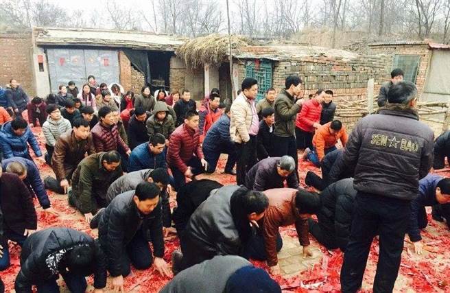 防范大陆家族宗族势力侵蚀基层政权，松不得劲。图为某村举行宗亲团拜会。（微信公眾号侠客岛）