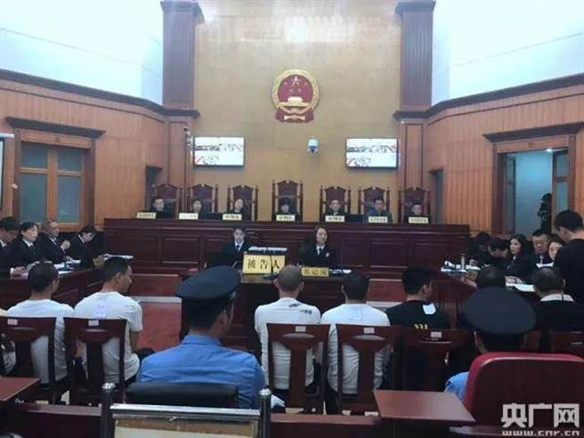 防范大陆家族宗族势力侵蚀基层政权，松不得劲。图为四川眉山某家族式恶势力案件庭审现场。（微信公眾号侠客岛）