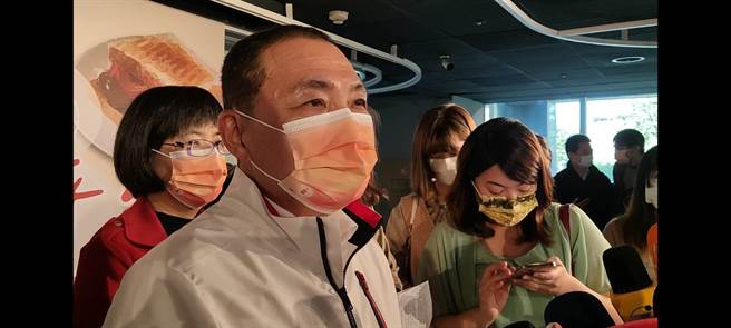 新北市長侯友宜表示，相關的自主防疫意識，依然要嚴格落實做好自身保護才能保護他人。（陳慰慈攝）