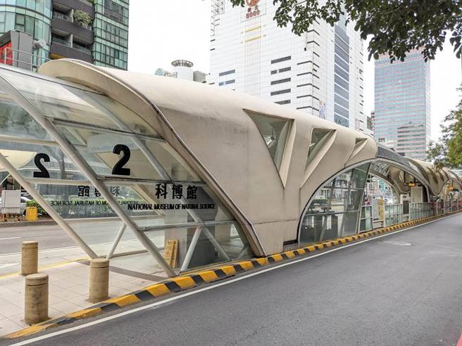 国立自然科学博物馆将认养台湾大道2座公车专用道站体，以科博馆意象，打造出焕然一新的站体风貌。（台中市府提供／卢金足台中传真）