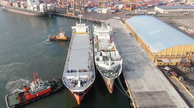 台中港12号码头完工后，船只进行併靠作业。（台中港务分公司提供）