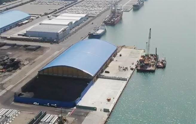 台中港15号码头完工后，船只进行併靠作业的情形。（台中港务分公司提供）