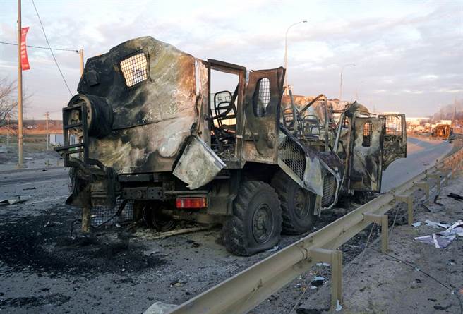 美国官员28日在机密简报中警告，俄罗斯军队将再度大军压境，可能进一步围攻基辅，并且爆发巷战。图为基辅一辆军车被烧毁。（图／路透社）