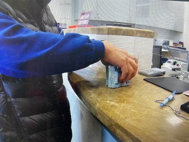 63岁的张姓男子，对银行行员及员警极力拦阻，才能及时保住他的养老金。（警方提供）