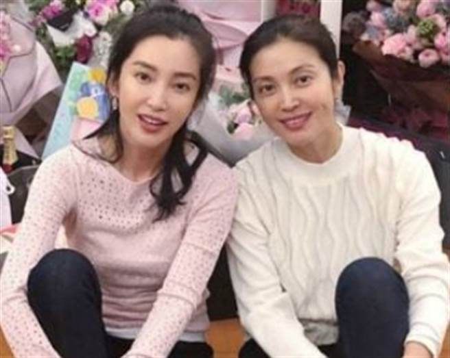 李冰冰亲妹是她经纪人。（图/李冰冰微博） 