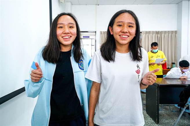 宜蘭高中學生康陌禾（右）、康阡澍是雙胞胎姊妹，2人不只都考取55級分，就連國、英、數、社等4科成績都一樣。（李忠一攝）