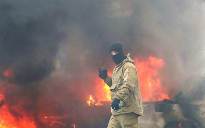 乌克兰官员表示，俄罗斯军队团团包夹南部大城刻松（Kherson）。图为乌军2月初在刻松进行演习的画面。（资料照／路透社）