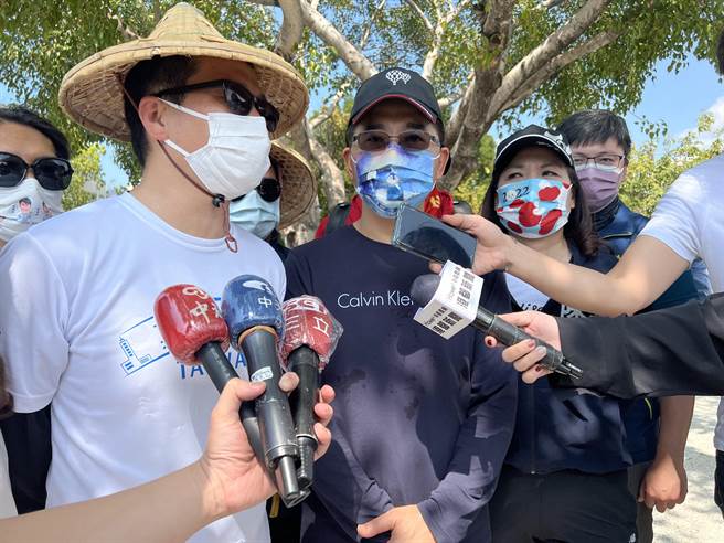 国民党秘书长黄健庭特地南下力挺台北市议员罗智强的公投谢票之旅。（柯宗纬翻摄）