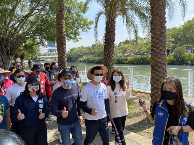 国民党秘书长黄健庭特地南下力挺台北市议员罗智强的公投谢票之旅。（柯宗纬翻摄）