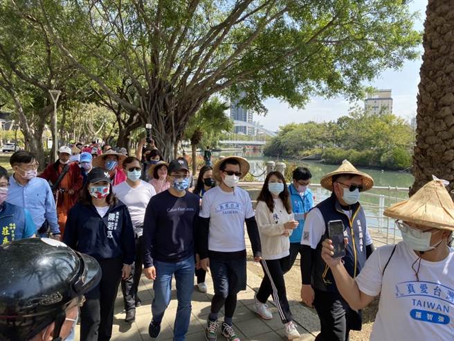 国民党秘书长黄健庭特地南下力挺台北市议员罗智强的公投谢票之旅。（柯宗纬翻摄）