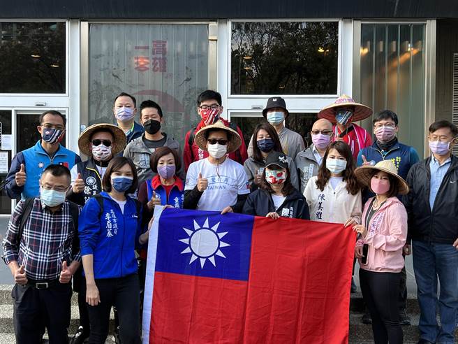 罗智强今早在三民区的河堤图书馆唱国歌，国民党高雄市党部主委许福明、党籍高雄市议员童燕珍、陈美雅、李眉蓁、陈若翠、锺易仲、蔡武宏、黄香菽等人陪同，另新人参选的有左楠区李昶志，以及已故高市议长许崑源之女许采蓁。（柯宗纬翻摄）