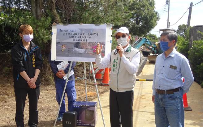 市议员吴敏济（右二）1日召集建设局养工处等单位，于现场办理拓宽工程说明会。（陈世宗摄）