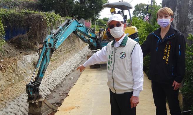 建设局养护工程处队长张少璞（右一）表示，路宽将拓宽为5米，预计3月中旬可完工。（陈世宗摄）