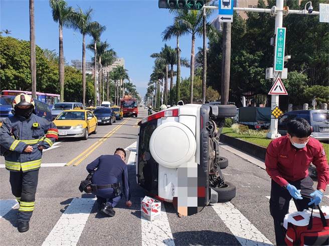 81岁刘姓老翁驾车看导航，未注意车前状况擦撞分隔岛后翻覆，驾驶四肢擦挫伤。（民眾提供／李文正台北传真）