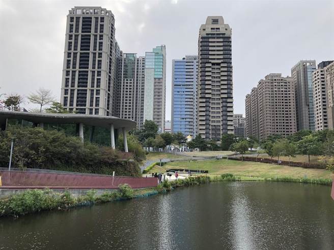 （位于台中市秋红谷旁的住宅大楼林立。图／刘朱松）