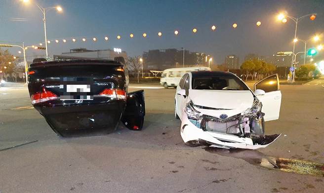 纪男昨天下午6时许，开车行经梧栖区四维路与大仁路二段路口，与31岁的侯女发生侧撞，造成纪男自小客车翻覆于路中，侯女双脚轻微挫伤，所幸送医无碍。（民眾提供）