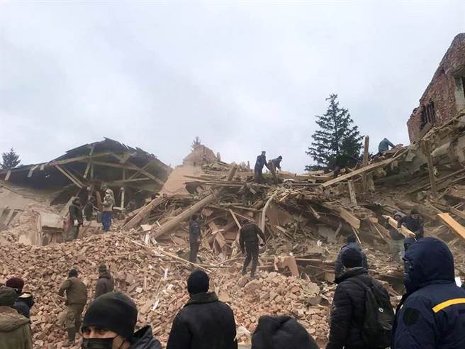 俄军炮击乌克兰东部阿克提卡（Okhtyrka）军事基地，导致超过70名乌克兰军人丧生。（图／撷取自当地官员泽维茨基脸书）