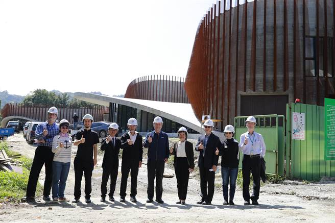 新北市工務局接受中央委託興建「台北氣象站合署辦公廳舍」，今完成外牆第345片耐候鋼節能板安裝。（新北市工務局提供）